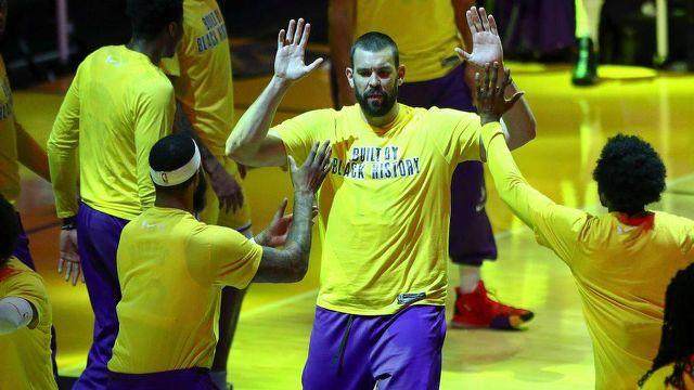 36岁的小加遭遇中年危机，年轻人抢走他的工作岗位