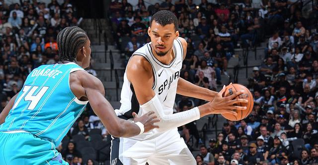 开云官方网站-文班亚马32+12+8卡斯尔15+10 马刺主场轻取黄蜂